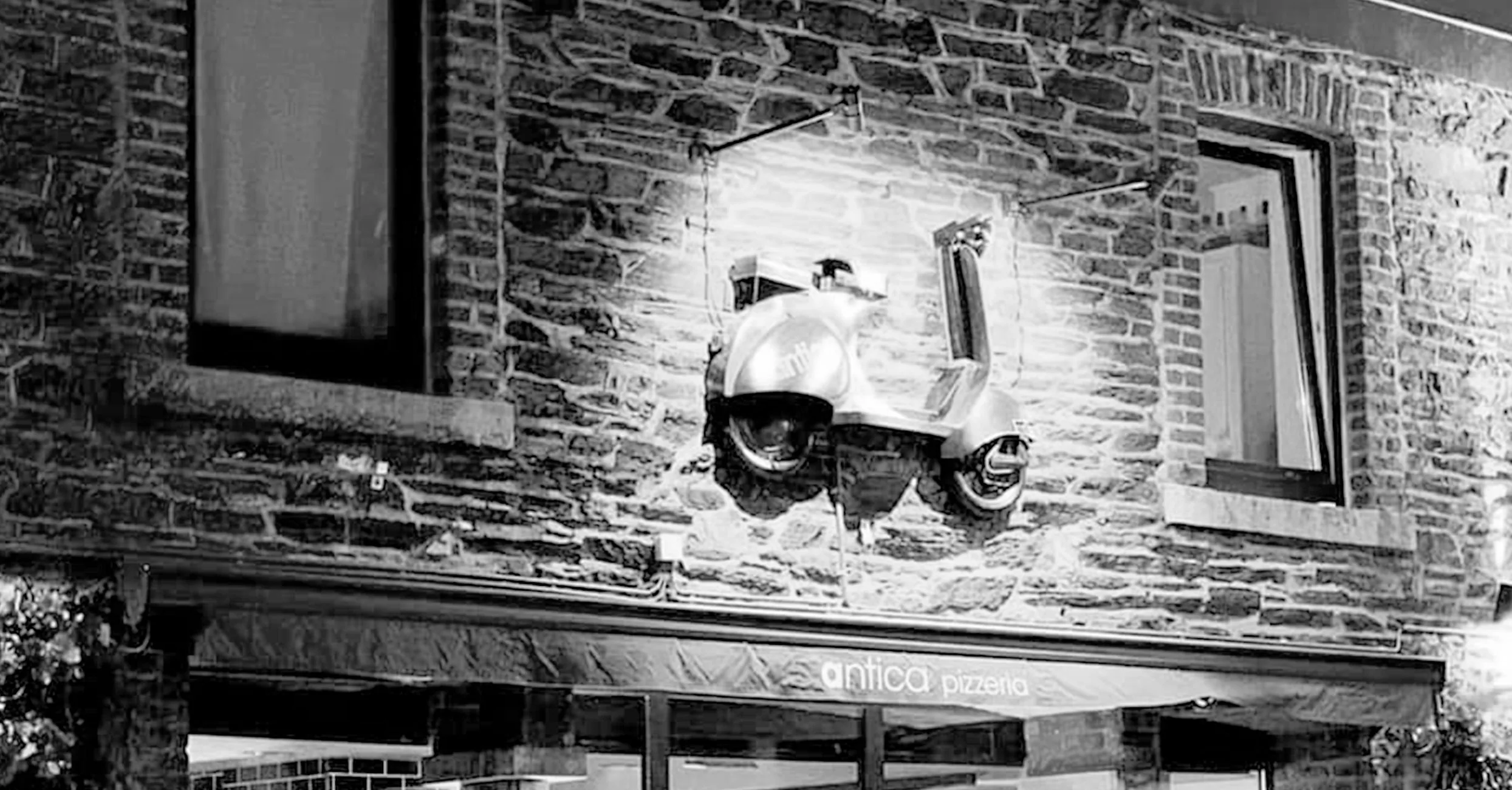 La façade et sa vespa, en noir et blanc