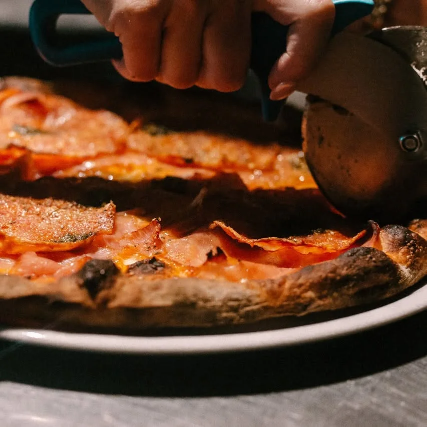Une pizza découpée sur la table
