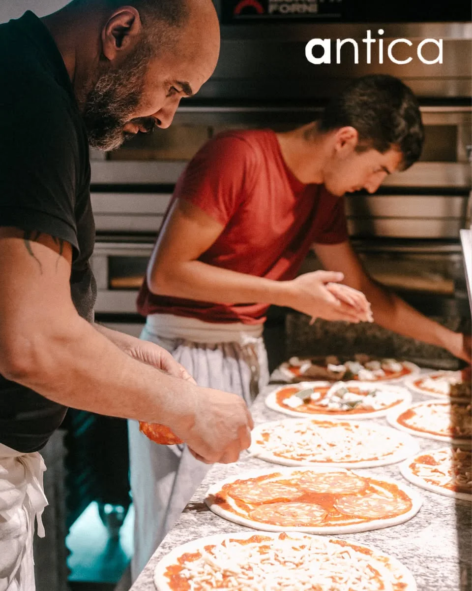 Deux pizzaiolos au plan de travail
