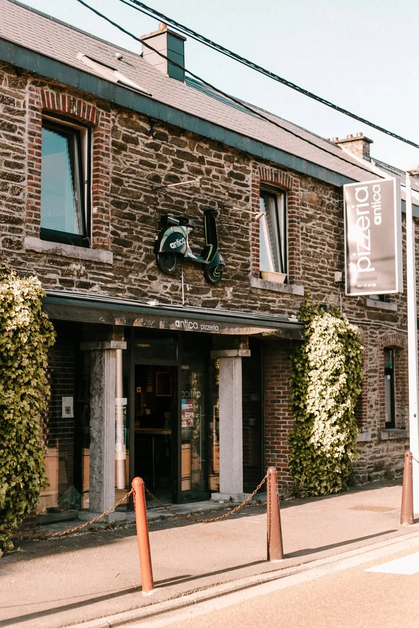 La façade en pierre, de jour