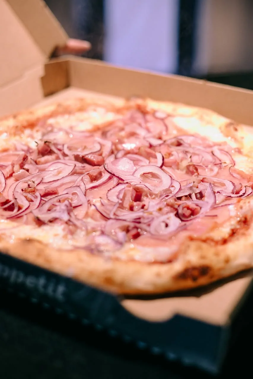 Une pizza au jambon, sortie du four