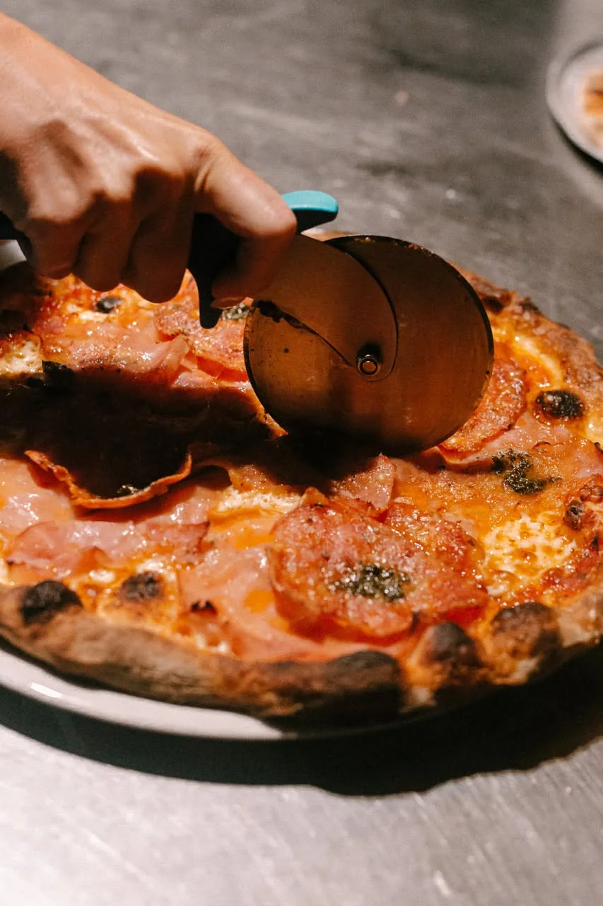 La roulette sur une pizza tout juste sortie